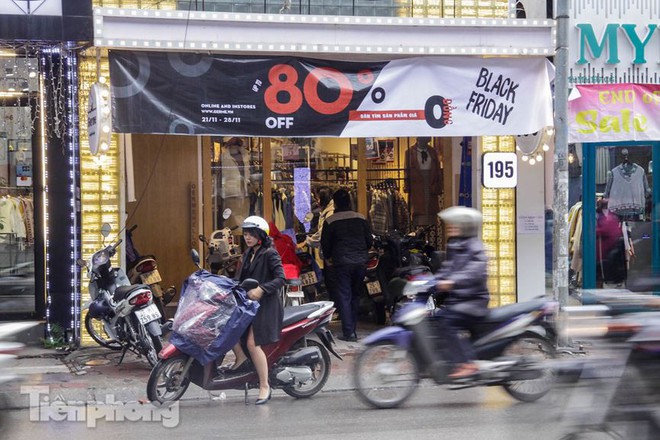 Trước Black Friday, các cửa hàng Hà Nội đồng loạt tung khuyến mãi - Ảnh 3.