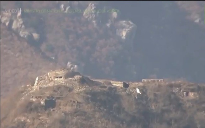 Ảnh: Triều Tiên, Hàn Quốc cho nổ tung các chốt gác ở khu phi quân sự - Ảnh 5.