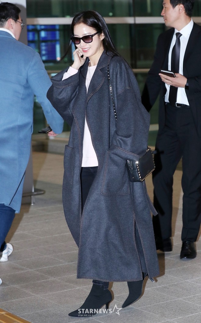 Kim Tae Hee đẹp rạng rỡ trên đường sang Việt Nam, ông xã Bi Rain cũng bất ngờ có mặt tại sân bay - Ảnh 5.