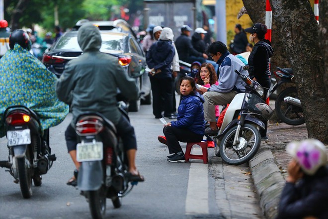 Vé chợ đen trận Việt Nam - Campuchia cao chót vót, khán giả vẫn chờ giờ G - Ảnh 6.