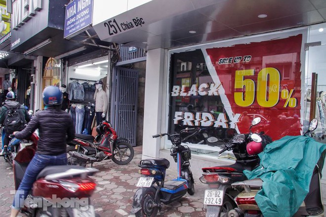 Trước Black Friday, các cửa hàng Hà Nội đồng loạt tung khuyến mãi - Ảnh 6.