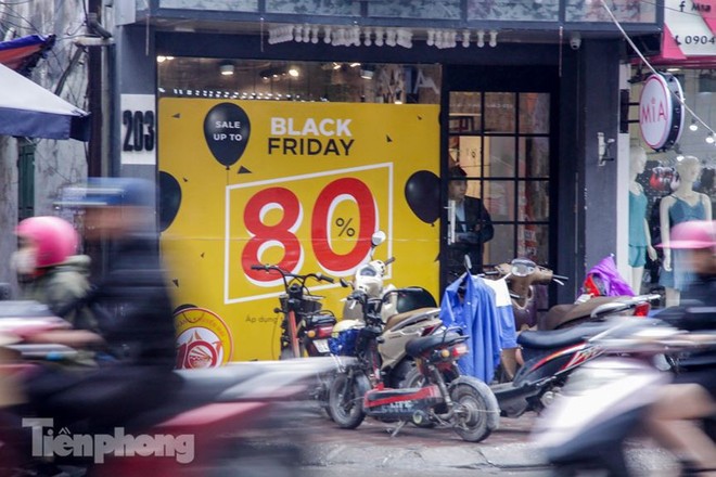 Trước Black Friday, các cửa hàng Hà Nội đồng loạt tung khuyến mãi - Ảnh 8.