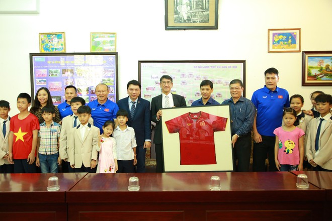 Trẻ em SOS sẽ ra sân cùng các cầu thủ tại giải AFF Suzuki Cup 2018 - Ảnh 1.
