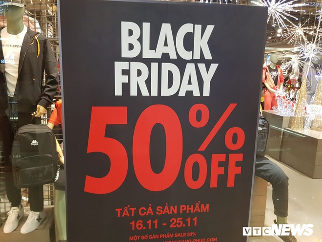 Mệt mỏi khi đi mua sắm ngày Black Friday, thượng đế phải chờ cả tiếng mới đến lượt thử đồ - Ảnh 1.