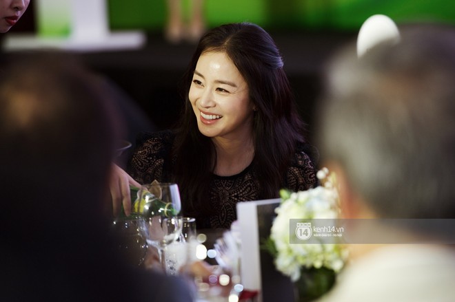 Bộ ảnh đẹp nhất của Kim Tae Hee tại đêm tiệc Hàn ở Hà Nội: Khoảnh khắc minh tinh châu Á hút hồn toàn bộ khán phòng - Ảnh 11.
