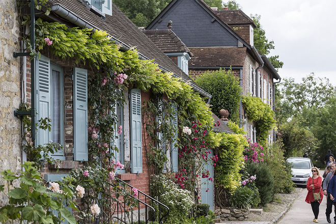 Ngắm những ngôi nhà thơ mộng với giàn hoa đẹp như cổ tích ở làng quê nước  Pháp
