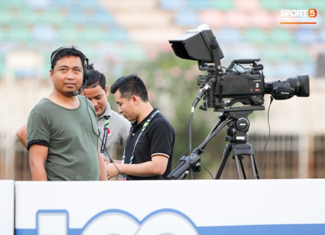 Nhìn những hình ảnh này là đủ hiểu vì sao chất lượng truyền hình tại AFF Cup 2018 lại một trời, một vực đến vậy - Ảnh 3.