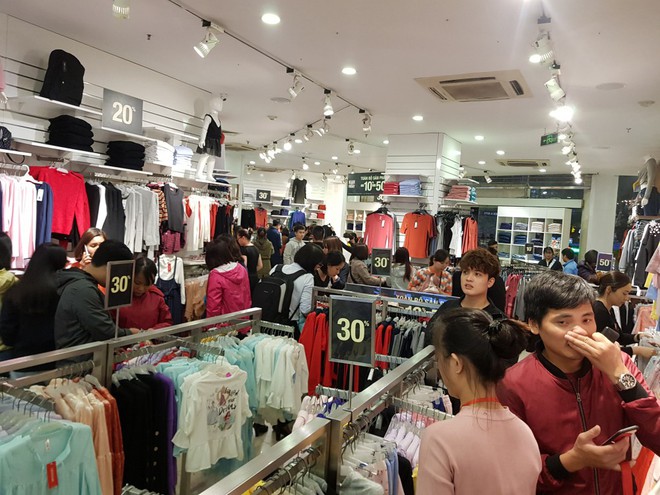 Mệt mỏi khi đi mua sắm ngày Black Friday, thượng đế phải chờ cả tiếng mới đến lượt thử đồ - Ảnh 6.