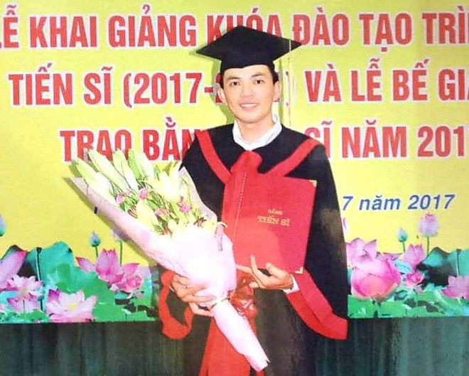 Giảng viên đại học đã có vợ nhưng sống như vợ chồng với 3 phụ nữ - Ảnh 1.