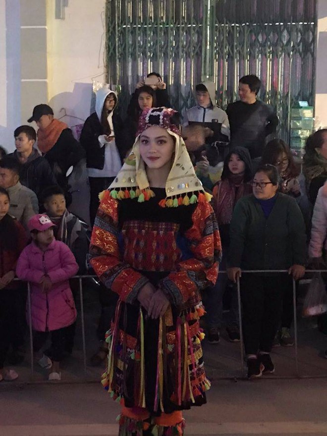 Bị chụp lén trong lễ hội tại Hà Giang, cô gái trong trang phục dân tộc gây bão - Ảnh 1.