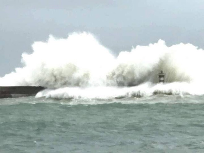 Bão số 9: Clip sóng cao hơn 5m đập vào đảo Phú Quý, không ai dám ra biển - Ảnh 1.