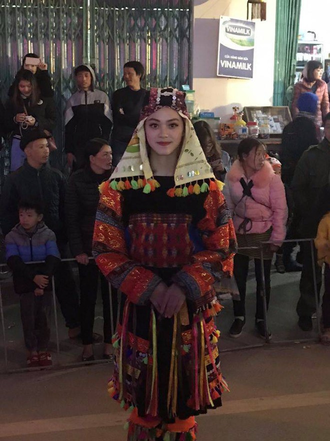 Bị chụp lén trong lễ hội tại Hà Giang, cô gái trong trang phục dân tộc gây bão - Ảnh 4.