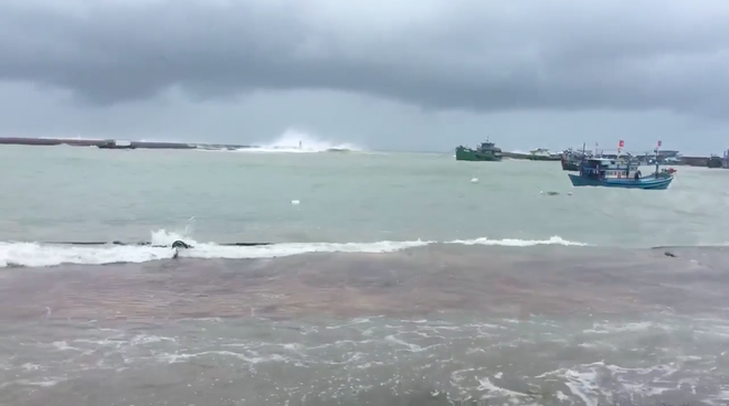 Bão số 9: Clip sóng cao hơn 5m đập vào đảo Phú Quý, không ai dám ra biển - Ảnh 4.