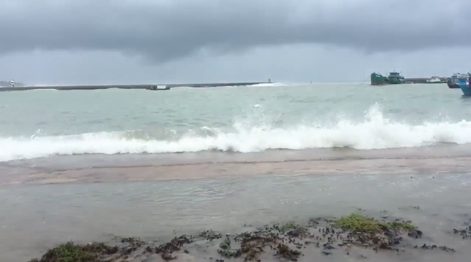 Bão số 9: Clip sóng cao hơn 5m đập vào đảo Phú Quý, không ai dám ra biển - Ảnh 5.