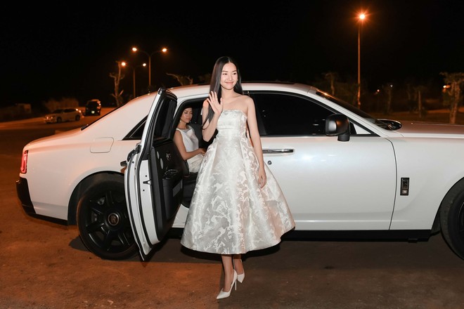 Dàn Hoa hậu, Á hậu nổi tiếng của Việt Nam được đưa rước bằng xe sang đến sự kiện - Ảnh 2.