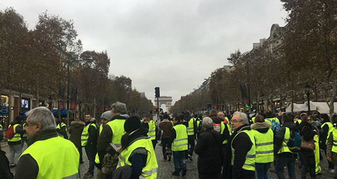 Pháp: Paris hỗn loạn vì biểu tình phản đối tăng giá nhiên liệu - Ảnh 2.