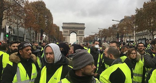 Pháp: Paris hỗn loạn vì biểu tình phản đối tăng giá nhiên liệu - Ảnh 3.