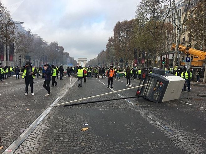 Pháp: Paris hỗn loạn vì biểu tình phản đối tăng giá nhiên liệu - Ảnh 12.