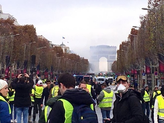 Pháp: Paris hỗn loạn vì biểu tình phản đối tăng giá nhiên liệu - Ảnh 13.