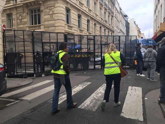 Pháp: Paris hỗn loạn vì biểu tình phản đối tăng giá nhiên liệu - Ảnh 14.