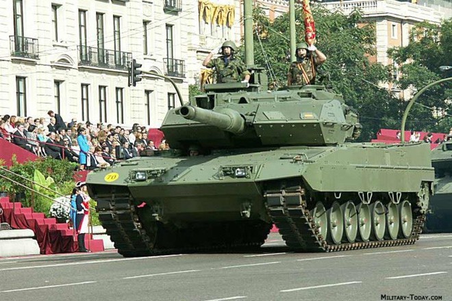 Xe tăng chủ lực Leopard 2A6 của Đức uy lực hàng đầu thế giới - Ảnh 3.