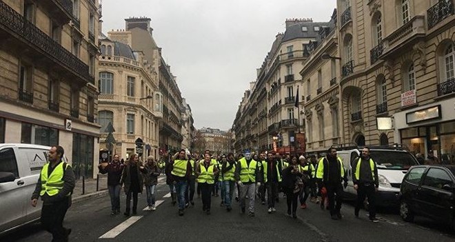 Pháp: Paris hỗn loạn vì biểu tình phản đối tăng giá nhiên liệu - Ảnh 4.