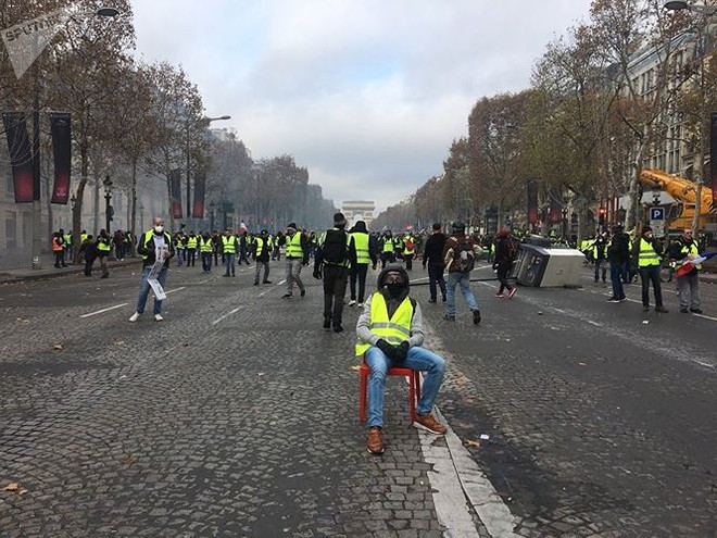 Pháp: Paris hỗn loạn vì biểu tình phản đối tăng giá nhiên liệu - Ảnh 9.