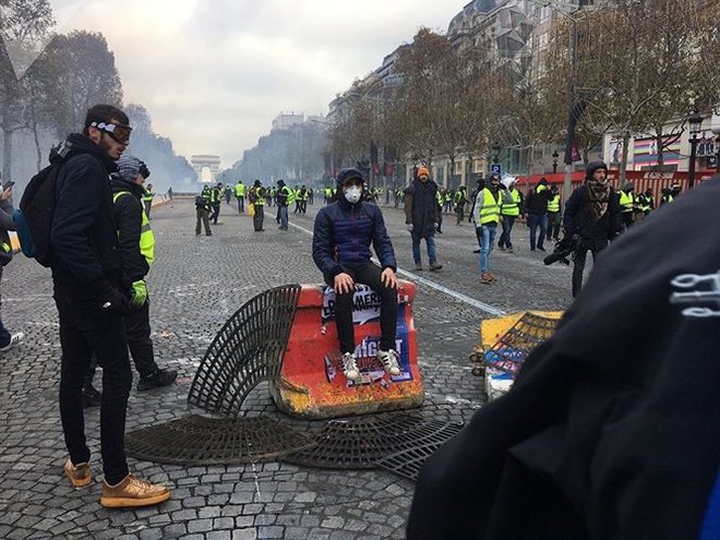 Pháp: Paris hỗn loạn vì biểu tình phản đối tăng giá nhiên liệu - Ảnh 10.