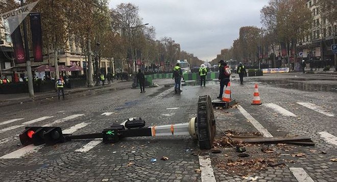 Pháp: Paris hỗn loạn vì biểu tình phản đối tăng giá nhiên liệu - Ảnh 11.