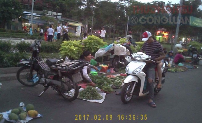 Phê phán người mua hàng dựng xe ngang ngược nhưng điều đáng chê hơn lại ở góc khác của bức ảnh - Ảnh 2.