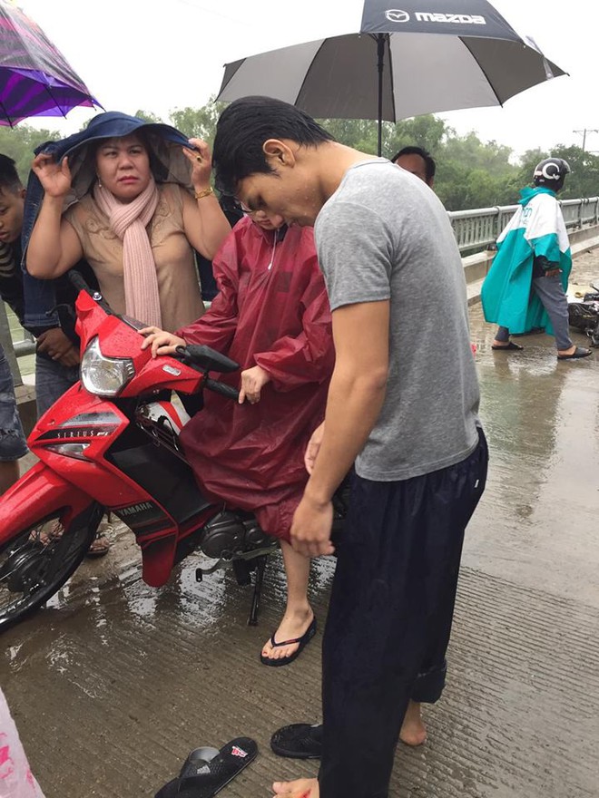 Thanh niên chạy xe máy đâm vào thành cầu, lao xuống sông và khoảnh khắc xuất thần lan tỏa khắp mạng xã hội - Ảnh 4.