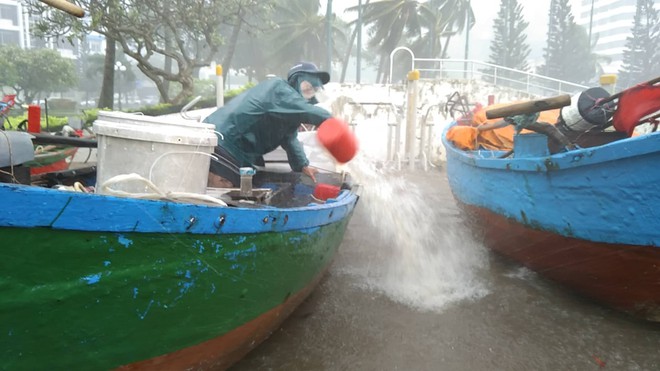 Nhiều ngư dân Vũng Tàu liều lĩnh ra biển kiểm tra tài sản giữa cơn bão số 9 quét qua - Ảnh 9.