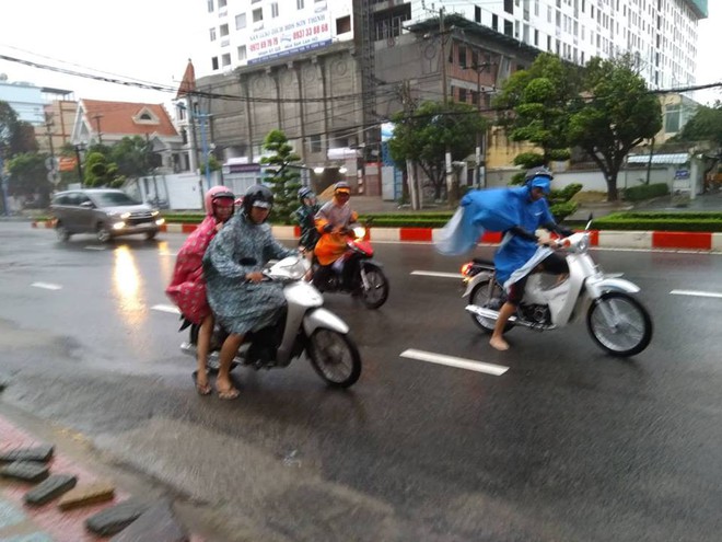 Dân Vũng Tàu hoảng sợ vì giông lốc kinh hoàng thổi bay người, xe máy sau nhiều giờ bão Usagi đổ bộ - Ảnh 4.