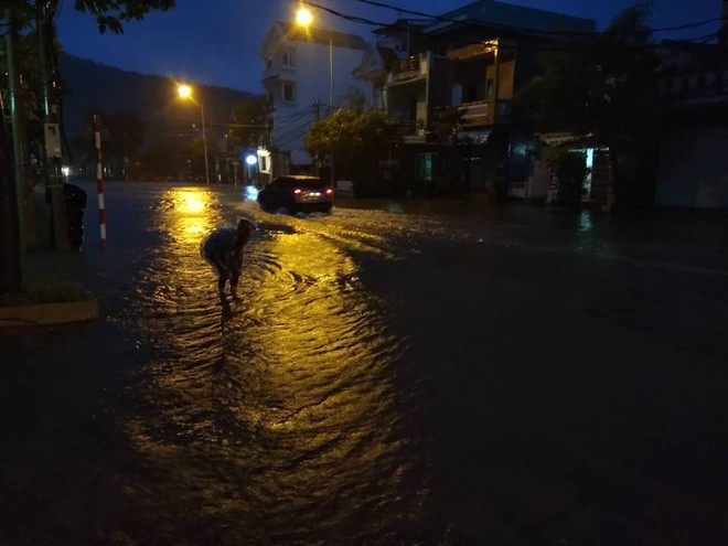 Dân Vũng Tàu hoảng sợ vì giông lốc kinh hoàng thổi bay người, xe máy sau nhiều giờ bão Usagi đổ bộ - Ảnh 11.