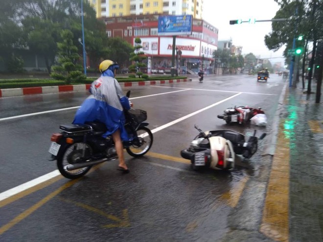 Dân Vũng Tàu hoảng sợ vì giông lốc kinh hoàng thổi bay người, xe máy sau nhiều giờ bão Usagi đổ bộ - Ảnh 3.