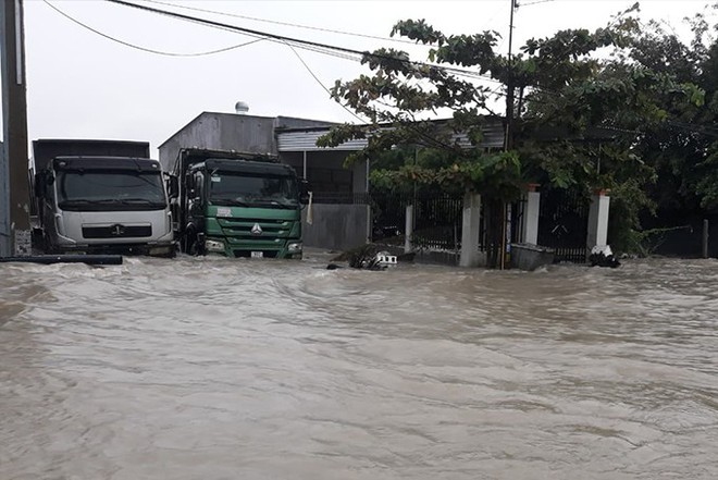Clip sóng cao 9m cuộn chân giàn khoan ở Vũng Tàu, người dân TP.HCM không dám ra đường do bão - Ảnh 7.