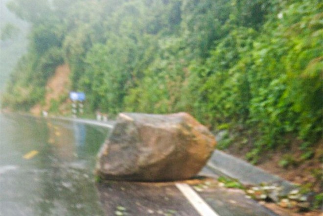 Clip sóng cao 9m cuộn chân giàn khoan ở Vũng Tàu, người dân TP.HCM không dám ra đường do bão - Ảnh 9.