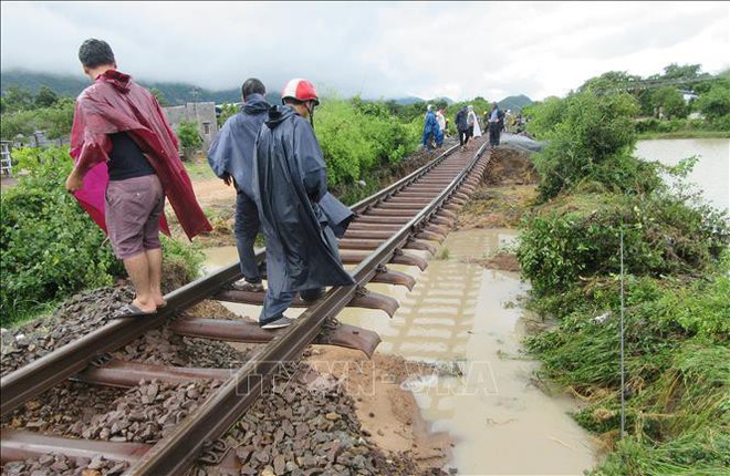 Những hình ảnh tàn phá của bão số 9: Xe máy nằm ngổn ngang, đường ray treo lơ lửng - Ảnh 1.