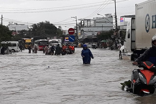 Những hình ảnh tàn phá của bão số 9: Xe máy nằm ngổn ngang, đường ray treo lơ lửng - Ảnh 8.