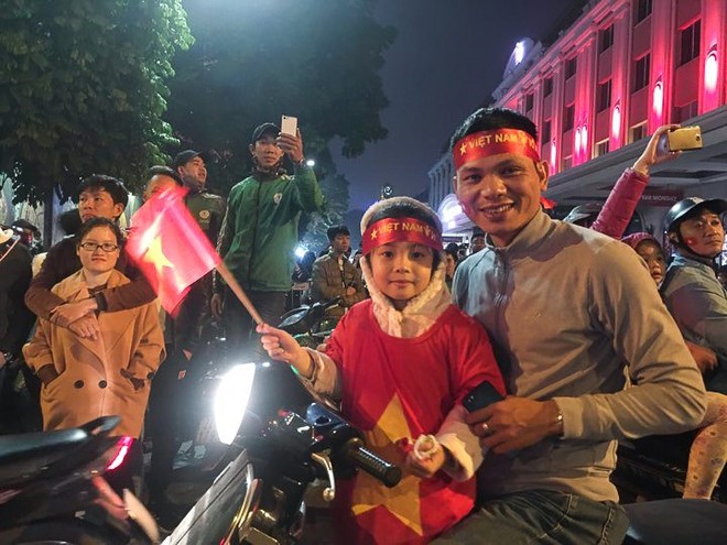 Việt Nam thắng đậm Campuchia, hàng trăm em bé thích thú theo bố mẹ ra đường đi bão - Ảnh 11.