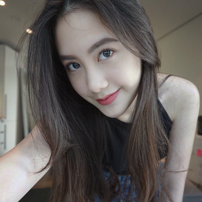 Hot girl Lào gốc Việt xinh đẹp nổi bật trong lễ tốt nghiệp đại học tại Anh - Ảnh 4.