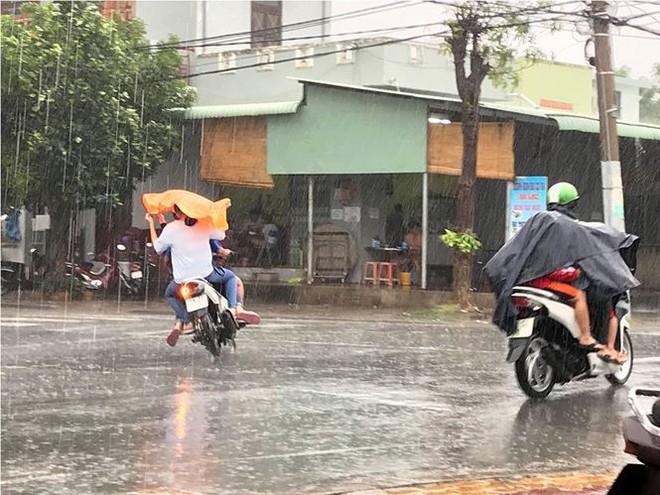 Clip sóng cao 9m cuộn chân giàn khoan ở Vũng Tàu, người dân TP.HCM không dám ra đường do bão - Ảnh 10.
