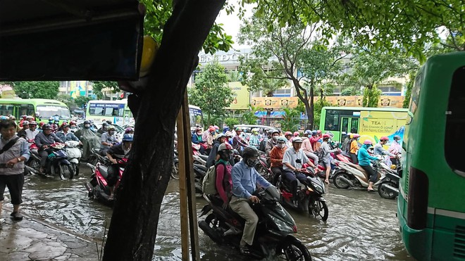 Sáng đầu tuần sau bão số 9 Sài Gòn vẫn ngập nặng, nhiều nơi kẹt xe suốt 3 giờ - Ảnh 4.