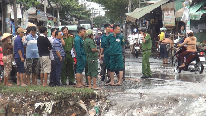 Nam thanh niên bị nước cuốn mất tích trong cơn bão số 9 ở Sài Gòn - Ảnh 1.