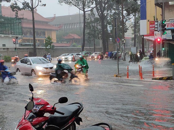 Mưa ngập ở TP HCM: Đường phố như biến thành sông, người dân chật vật thích nghi hoàn cảnh - Ảnh 6.