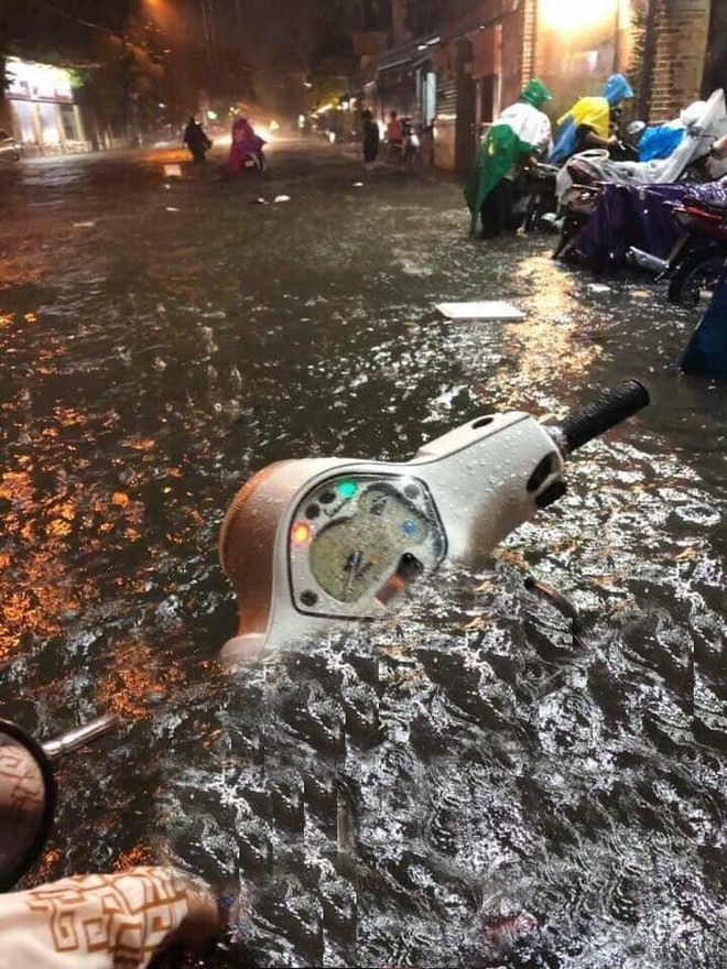 Mưa ngập ở TP HCM: Đường phố như biến thành sông, người dân chật vật thích nghi hoàn cảnh - Ảnh 12.