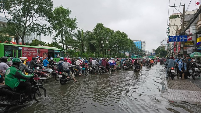 Sáng đầu tuần sau bão số 9 Sài Gòn vẫn ngập nặng, nhiều nơi kẹt xe suốt 3 giờ - Ảnh 2.