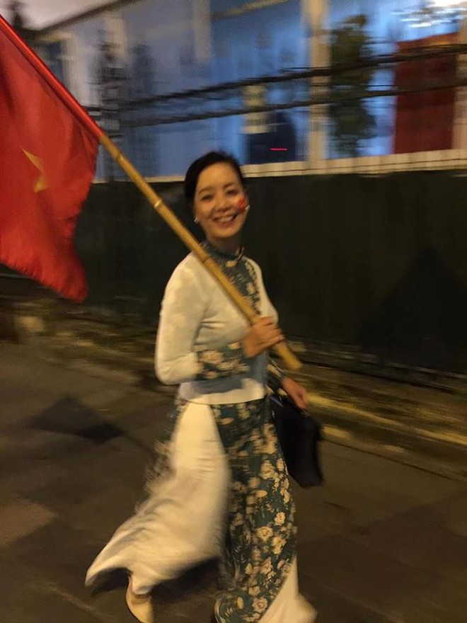 Nghệ sĩ Chiều Xuân vác cờ đi bão ăn mừng bóng đá gây sốt - Ảnh 2.
