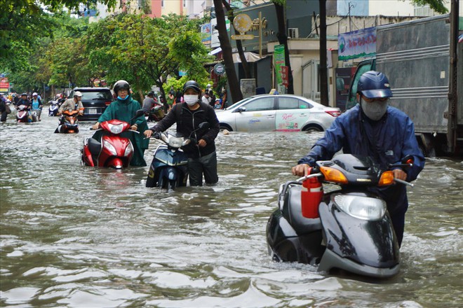 Đường Sài Gòn ngập như sông: Lexus chết trân, tàu bè băng băng vượt nước - Ảnh 1.