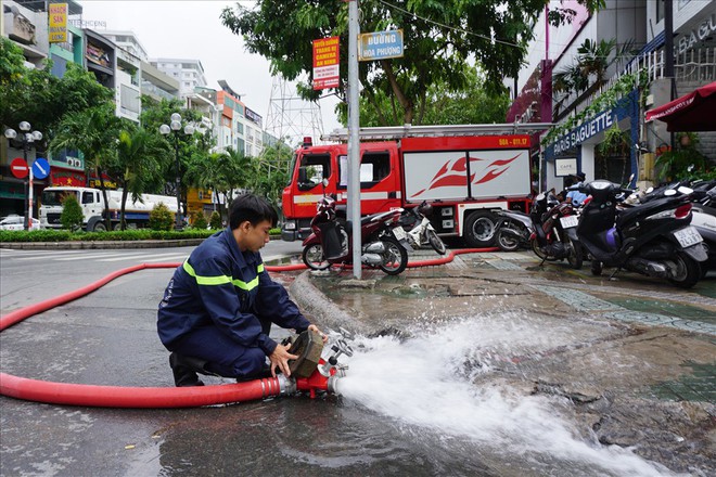 Hàng loạt hầm để xe ở Sài Gòn thành hầm chứa nước sau trận mưa lịch sử - Ảnh 1.